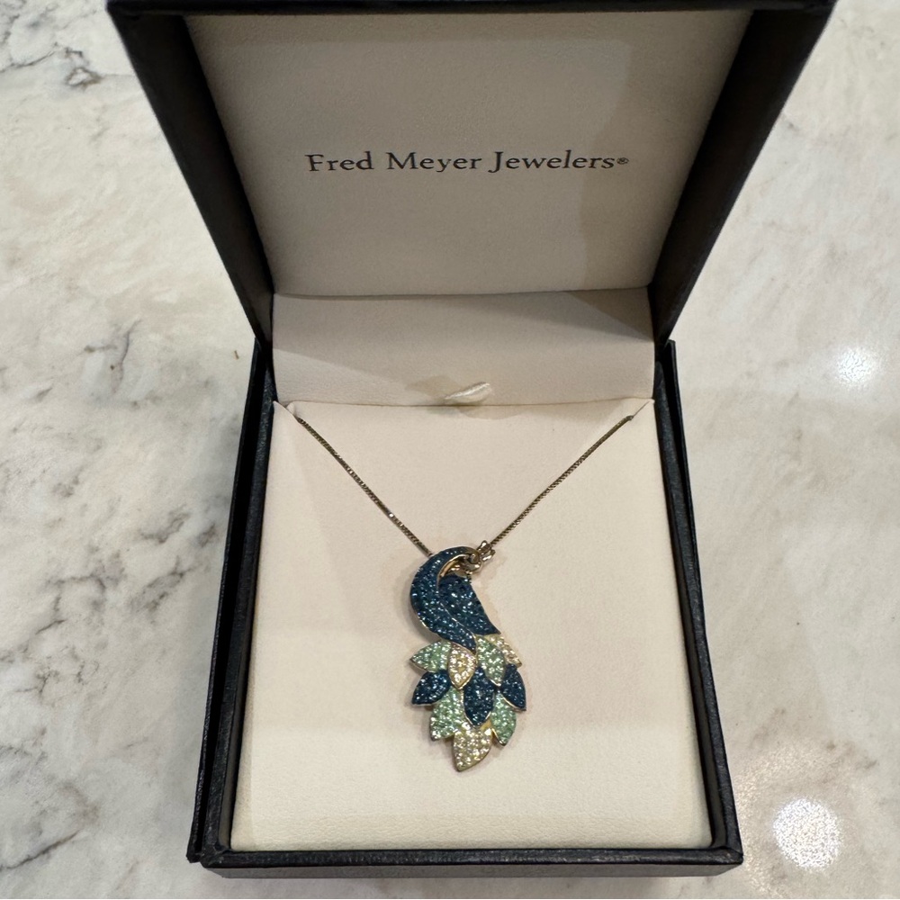 NWOT Fred Meyer 1.25” peacock 🦚 crystal pendant on 18” gold plate chain